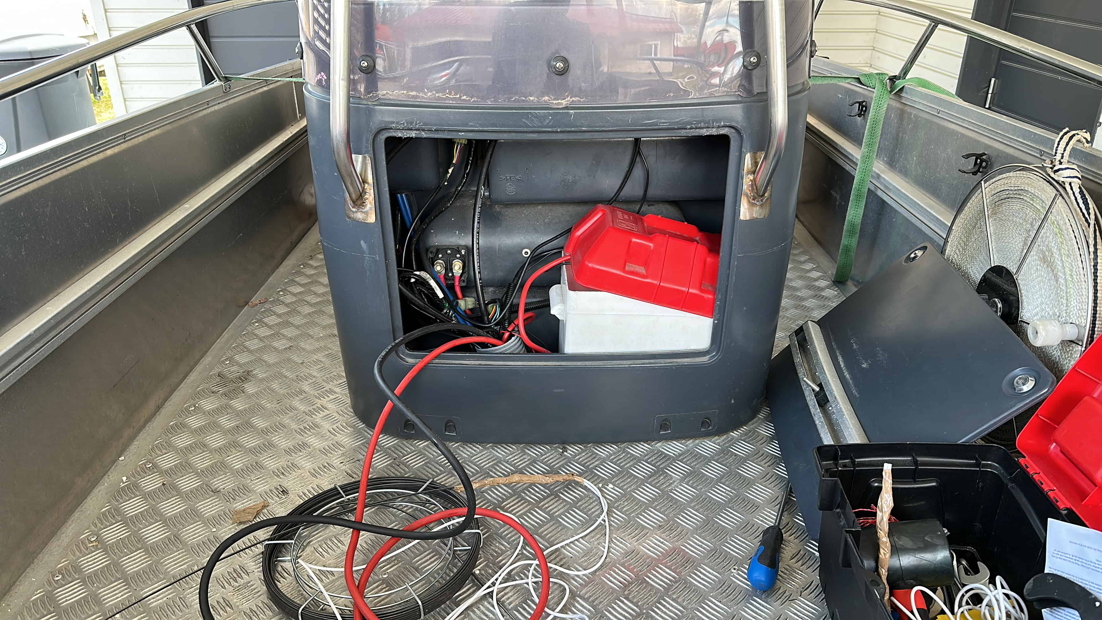 Veneen sähköt tuotuna perästä pulpetille Perästä tuodut kaapelit saatu onnistuneesti asennusputken kautta pulpetille.