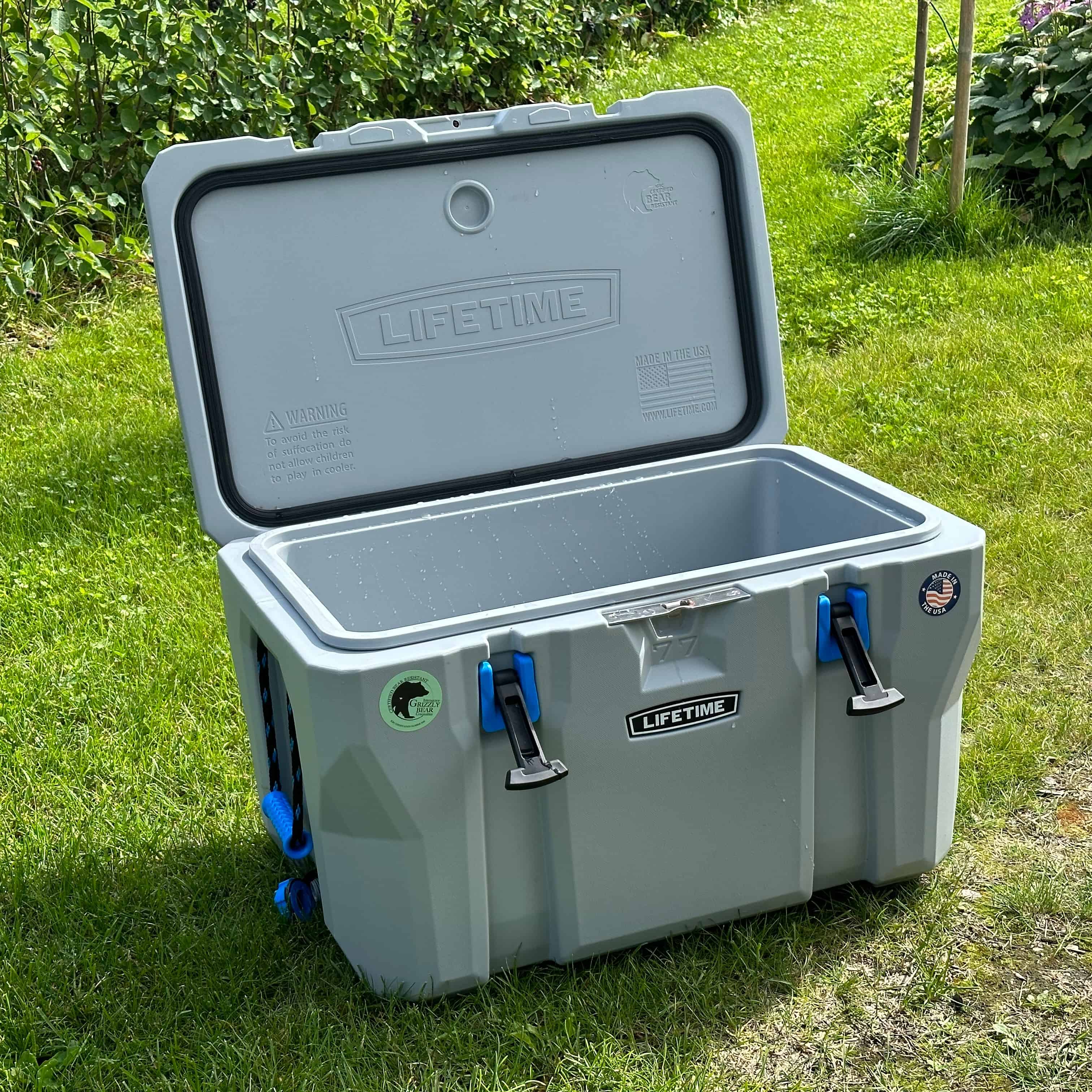 Lifetime 77 QT High Performance -kylmälaukku Lifetime 77 QT High Performance -kylmälaukku kuivumassa kesäisessä auringossa.