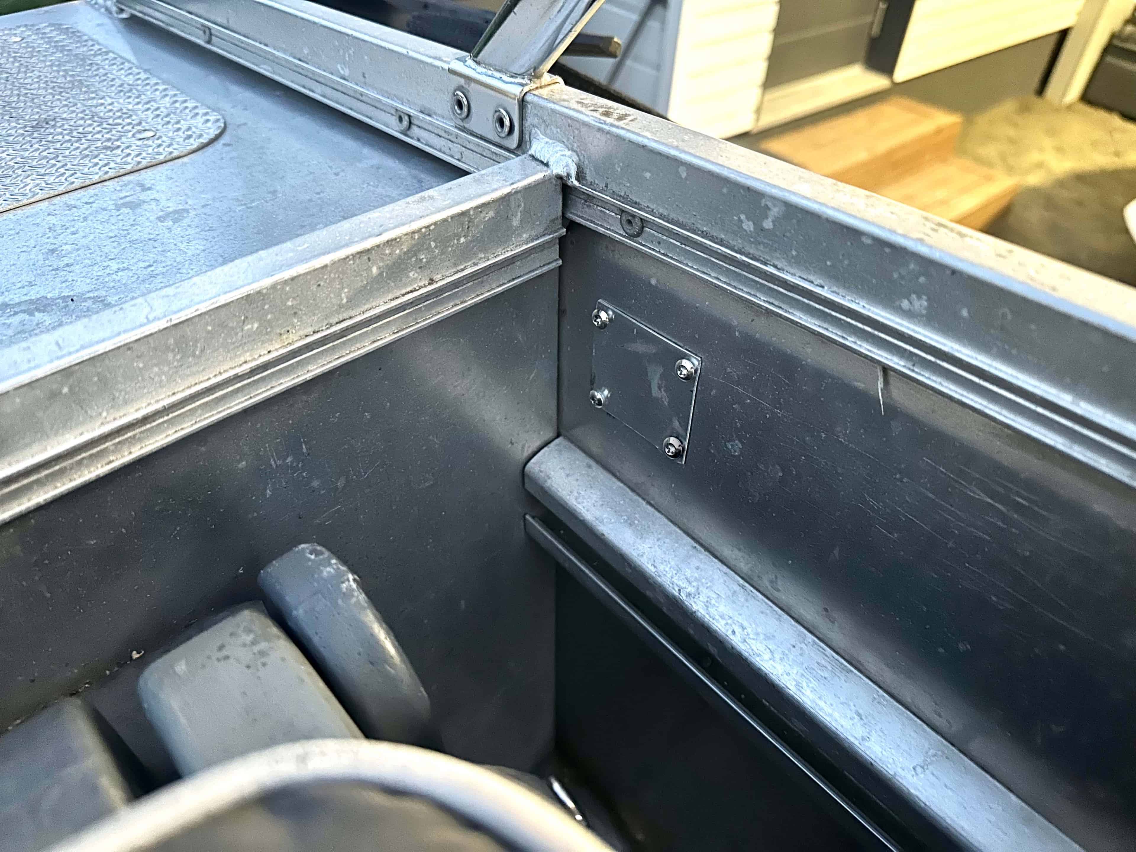 Kylkeen porattu reikä peitettynä alumiinilevyllä Kylkeen tehdyn reiän voi myöhemmin peittää alumiinilla. Väliin kannattaa laittaa myös sikaflexiä, jottei vettä varmasti pääse kyljen sisään.