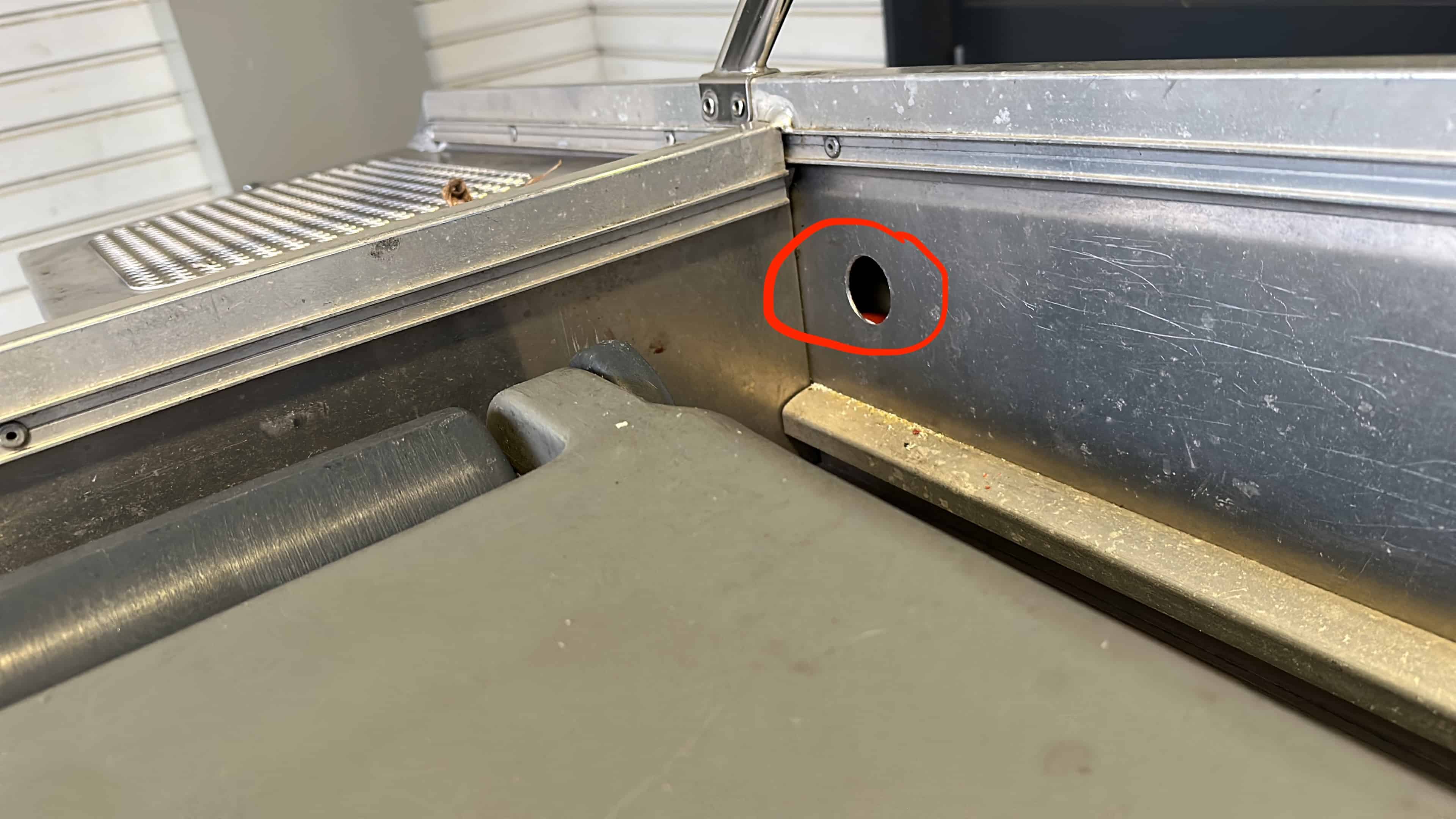 Tarkastusreikä kaapelien viennin helpottamiseksi Sähköjä varten tehty pieni tarkastusluukku helpottaa sähköjen vetämistä.