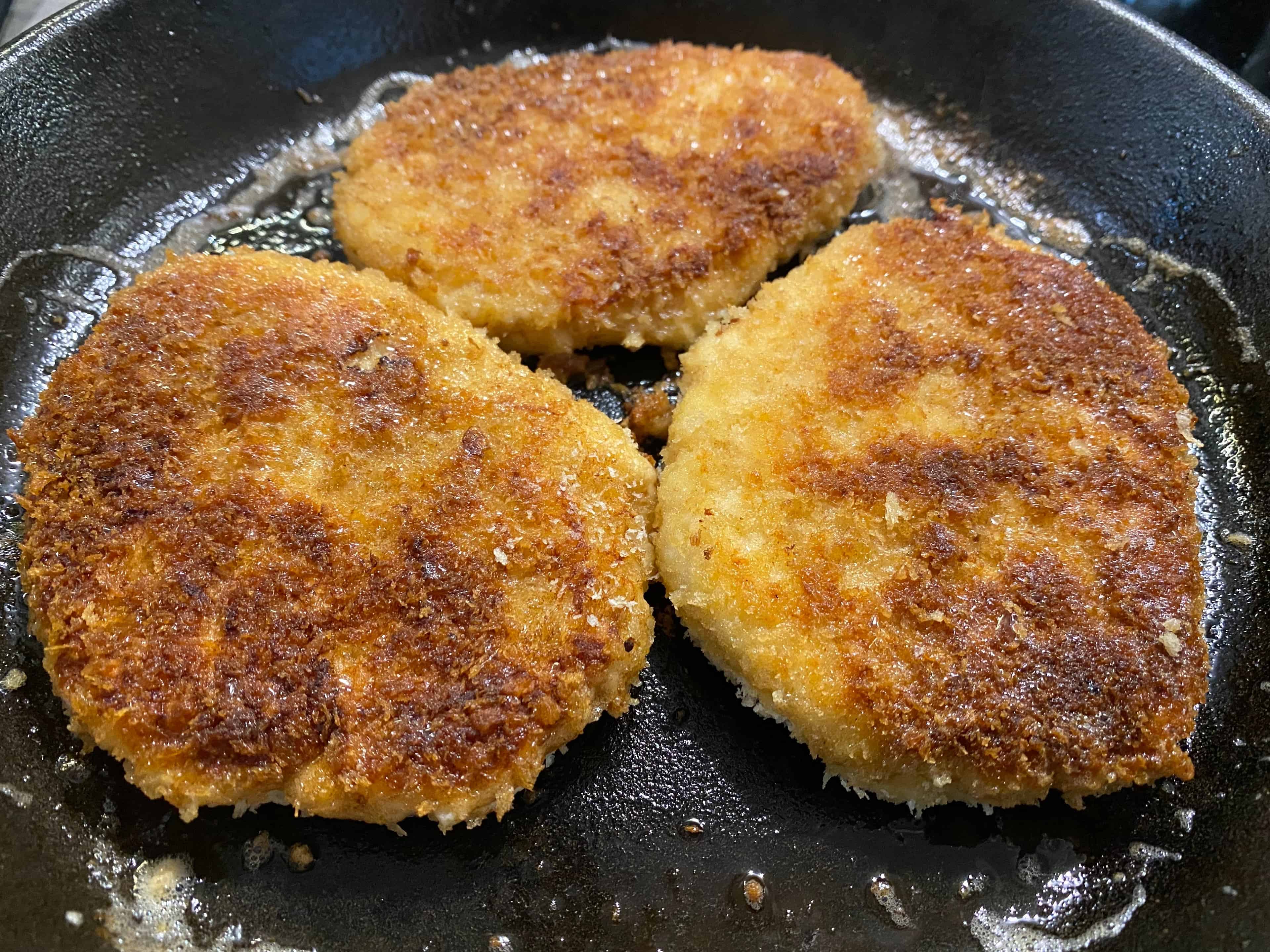 Kullanruskeat haukipihvit voissa paistettuna Pankojauhoissa leivitettyjä haukipihvejä paistettuna kullanruskeiksi valurautapannussa kunnon voissa.