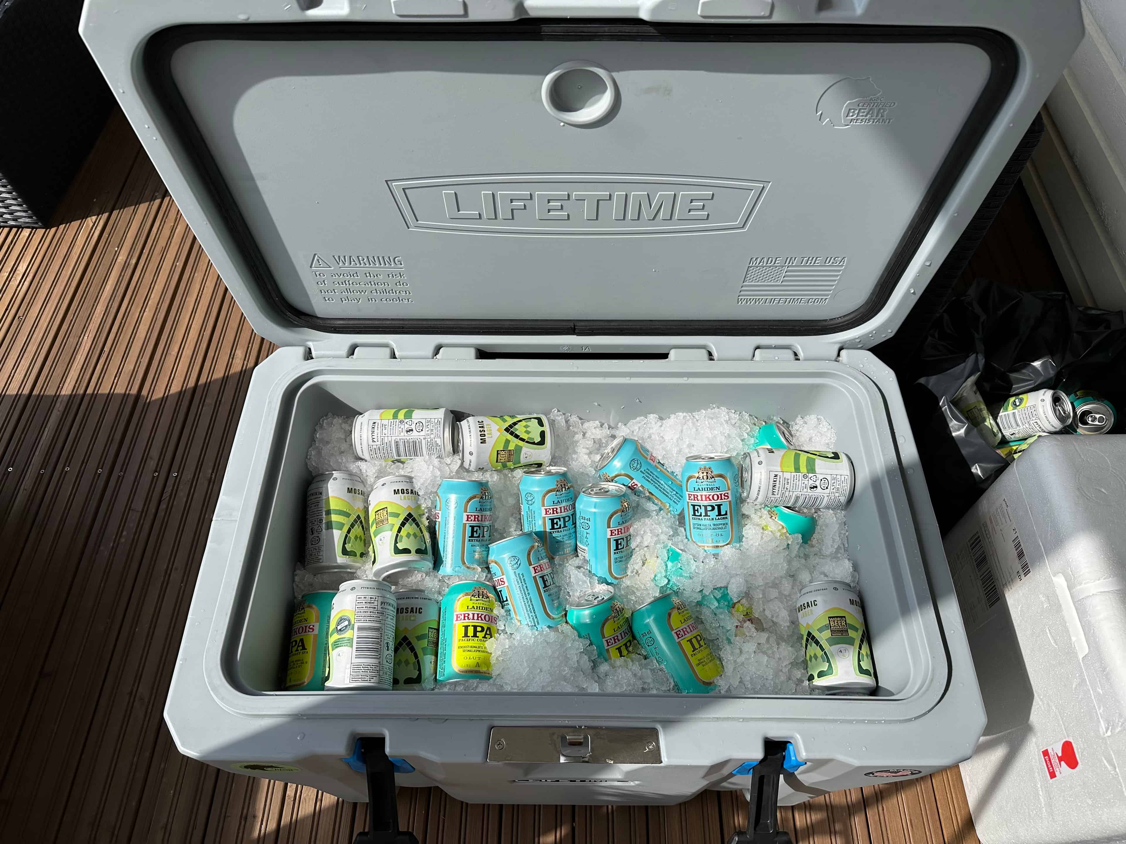 Lifetime 77 QT High Performance -kylmälaukku täynnä jäätä ja juomia Lifetime 77 QT High Performance -kylmälaukkuun mahtuu reilusti jäätä ja juomia. Jäiden pitäisi valmistajan mukaan säilyä jopa yhdeksän päivän ajan.