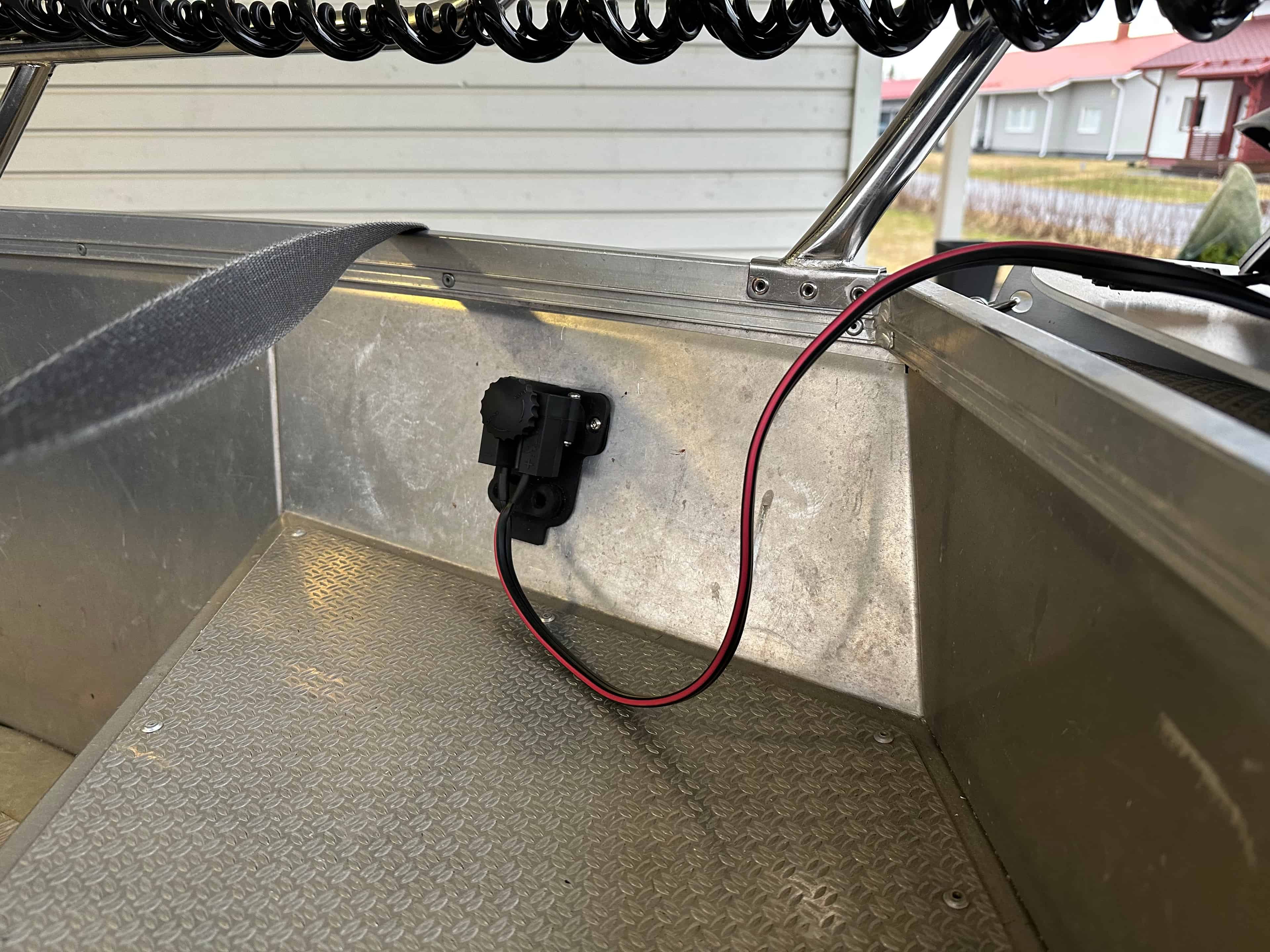 Battery tender -virtapistoke kiinni veneessä Battery tender -virtapistoke on todella laadukas ja tukeva liitin keulasähkömoottorien asennukseen. Se pysyy kiinni rajussakin kelissä ja on nopea irroittaa.