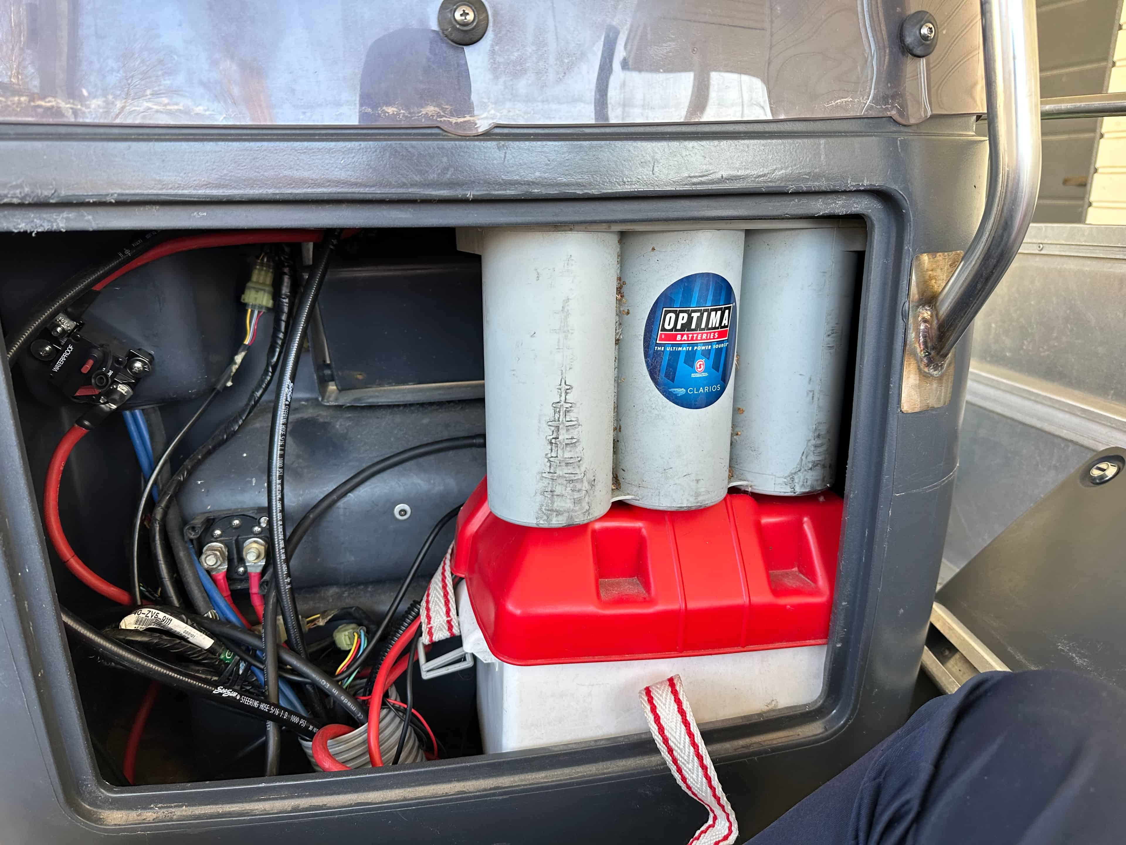 Faster 460 pulpetin sähkökaapin sisältö Pulpetin alla on juuri ja juuri tilaa kahdelle akulle. Kuvassa testinä käytetty toisena akkuna isoa Optiman AGM akkua.