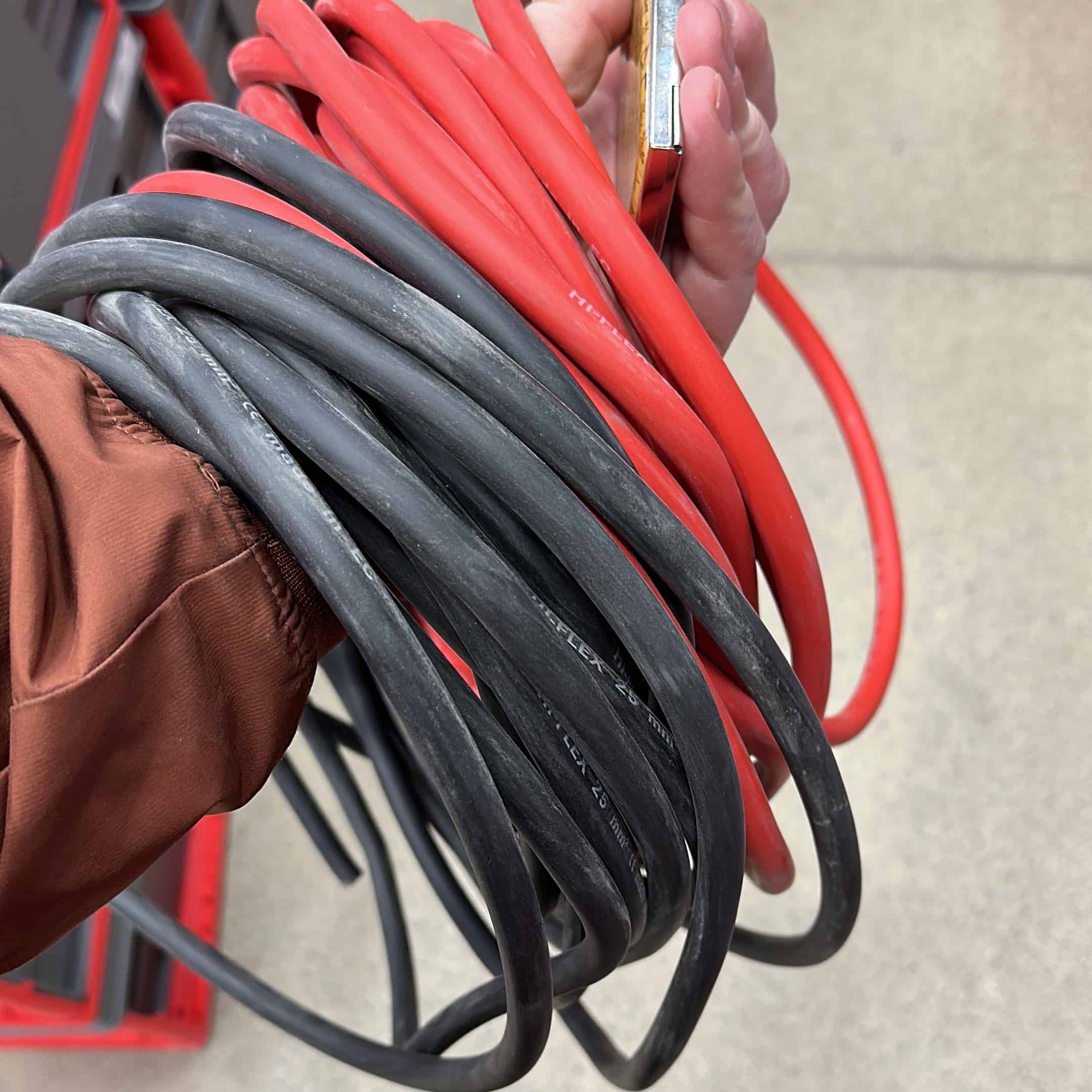 Punaista ja mustaa 16mm2 sähkökaapelia 16mm2 paksu kumikaapeli takaa minimaalisen jännitehäviön venesähköissä.