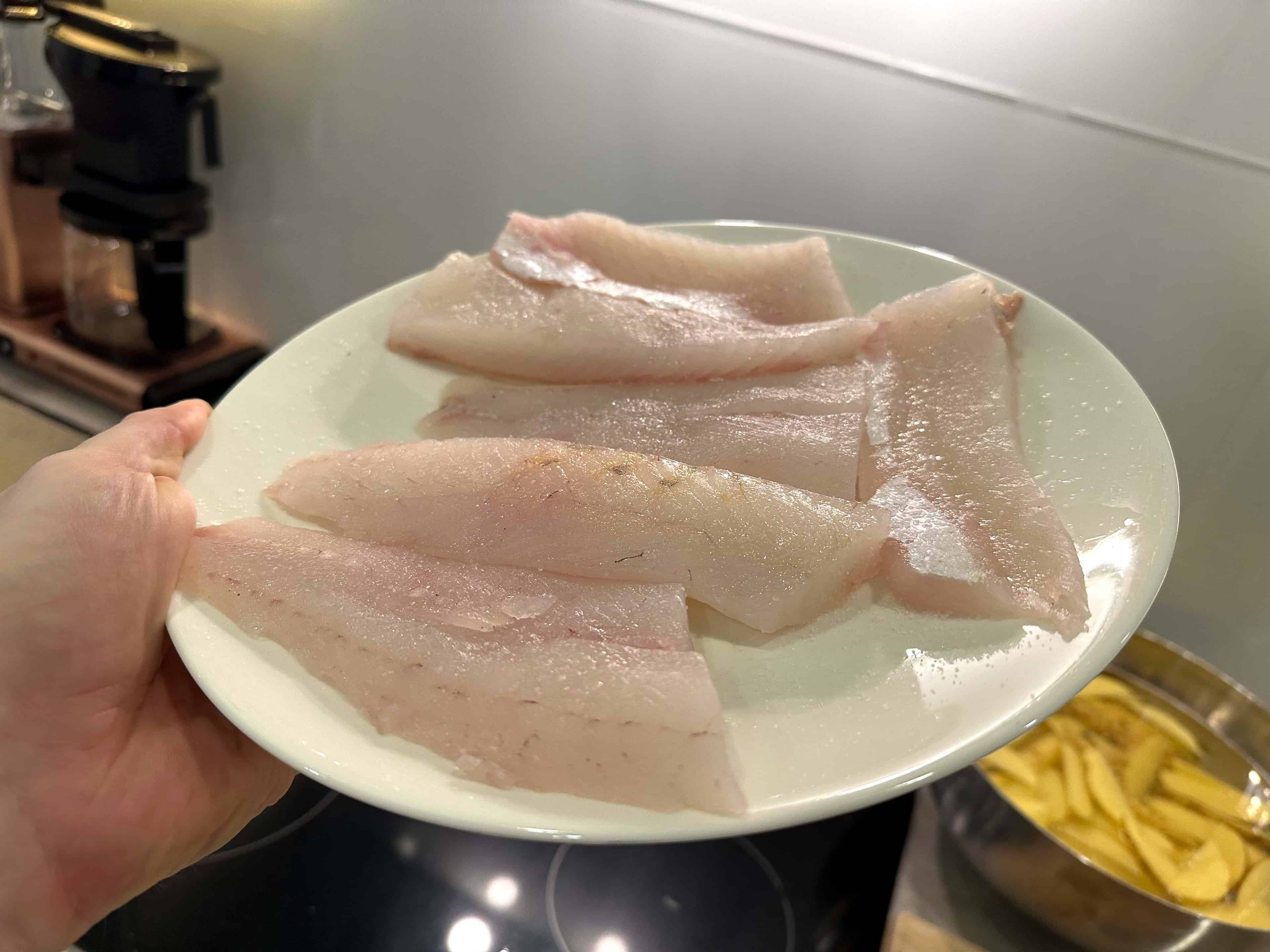 Kuhafileet latausella valmiina kokkausta varten Fish & Chips fileet voi pilkkoa itselleen sopivaan kokoon tai käyttää kokonaisena.