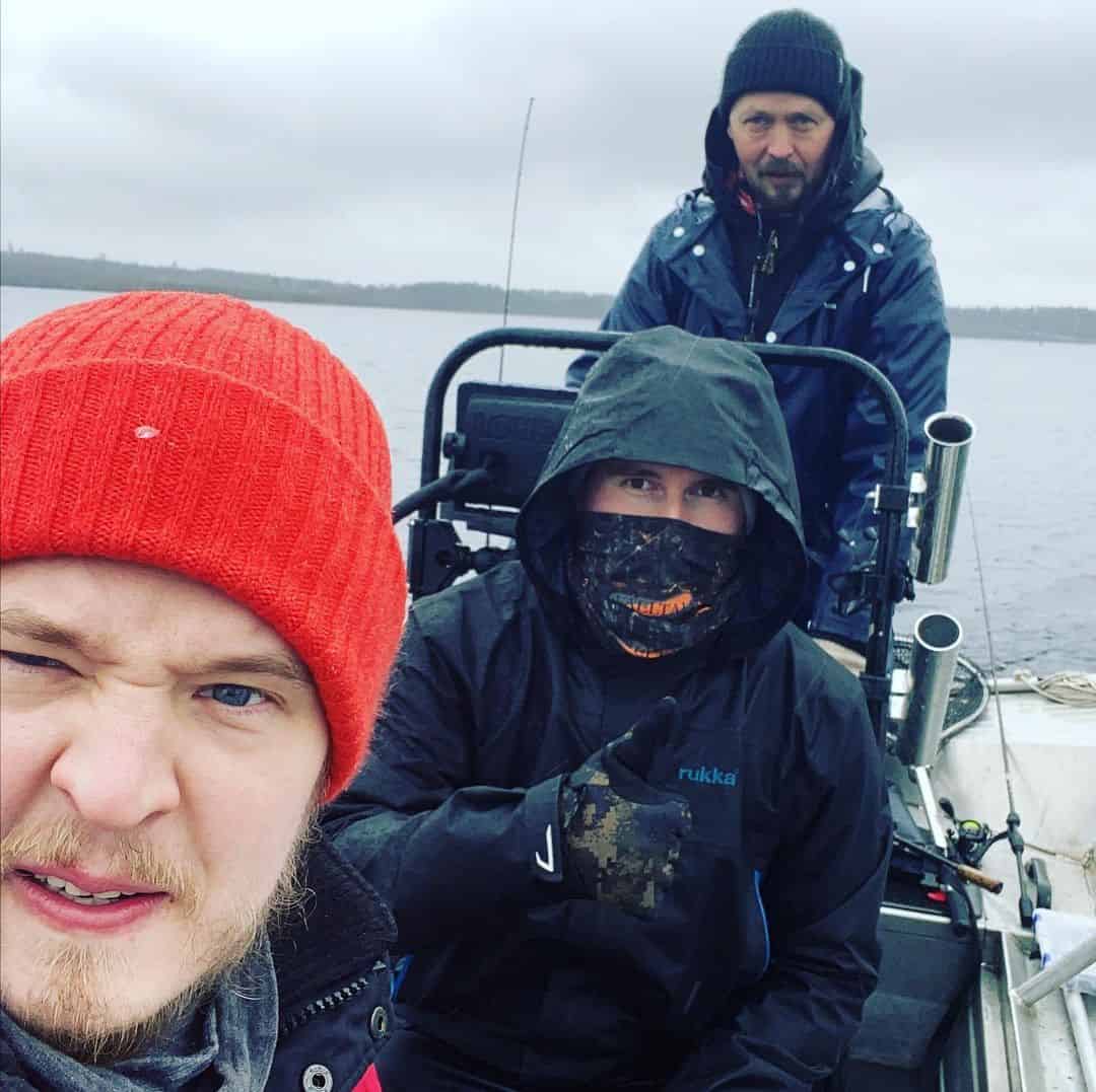 Amatimiehet kylmässä keväisessä kelissä kalastamassa.