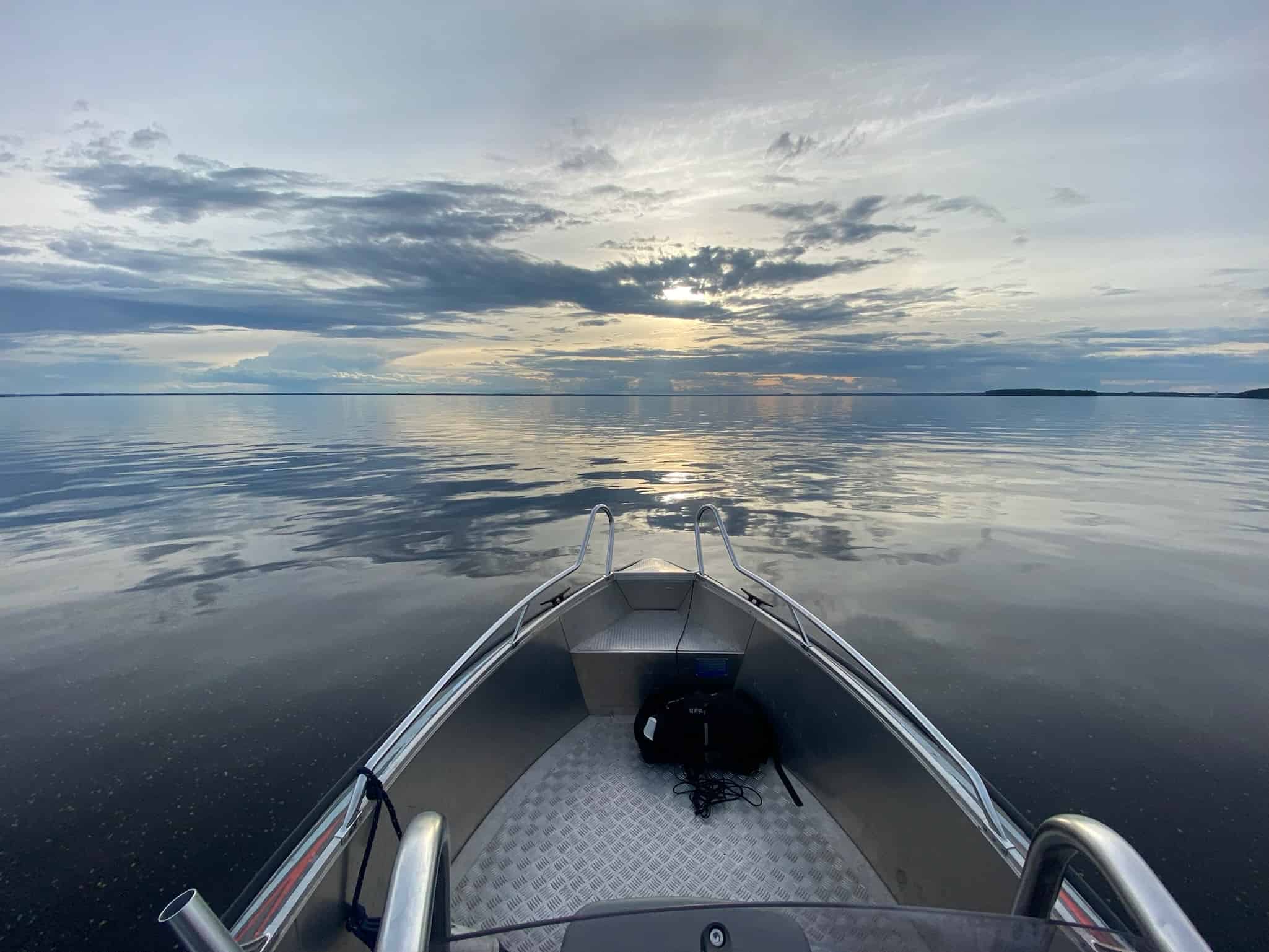 Vanhemmissa Faster veneissä on umpikeula Vanhemmissa Faster veneissä on umpikeula eikä niistä löydy keulasta laatikkoa akulle.