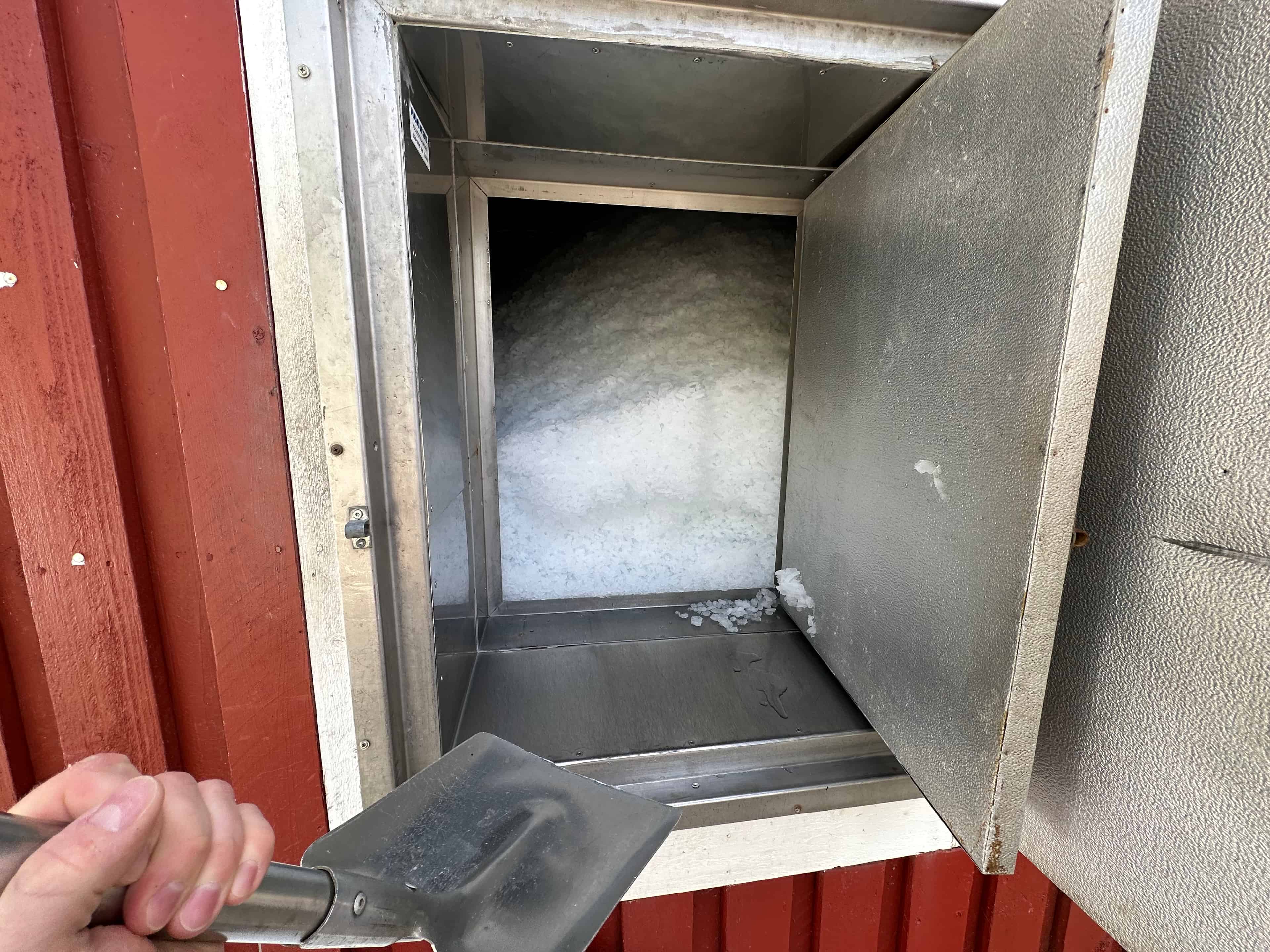 Höytäisen sataman jääasema Höytiäisen sataman jääasemalta saa maksua vastaan jäätä kylmälaukkuun.