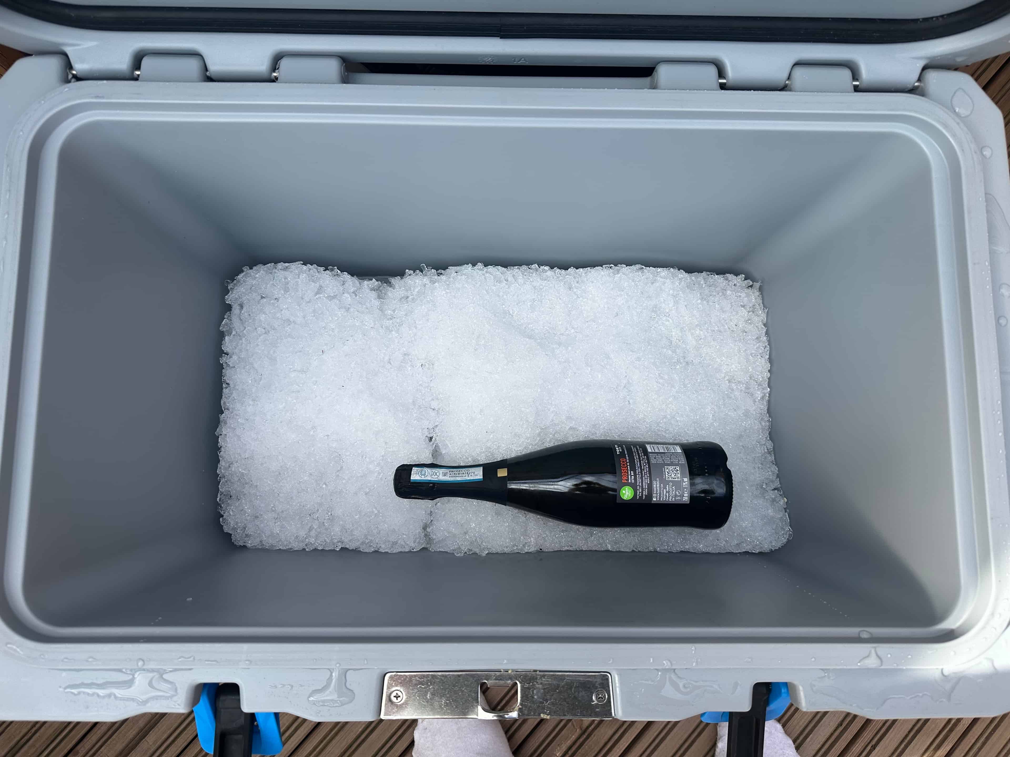 Lifetime 77 QT High Performance -kylmälaukussa vielä jäätä jäljellä Pitkän viikonlopun jälkeen jäätä on Lifetime 77 QT High Performance kylmälaukussa vielä neljäsosa tallella.